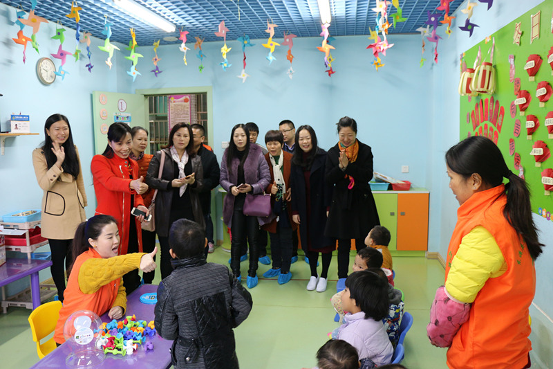 D:Desktop
月19日上午，东源县政协青年妇女、科技文体界委员活动组到东源县残疾人康复服务中心慰问特殊儿童。_副本.jpg